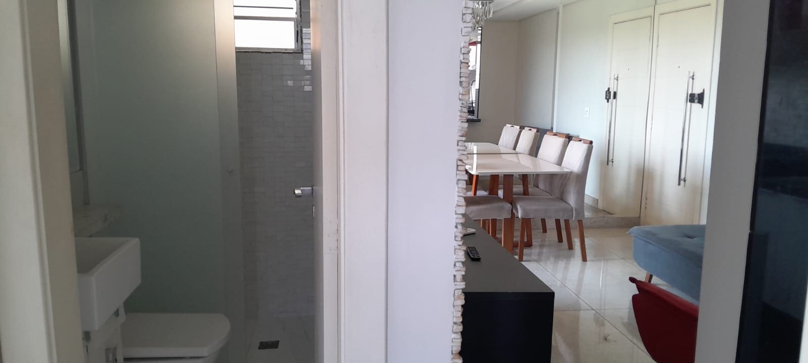Ampla Sala de estar Decorada